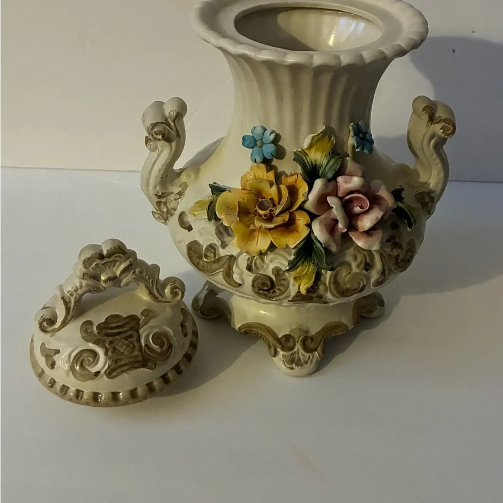 Vintage Italian Capodimonte-style lidded vase Cream With Flowers